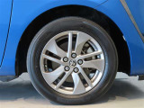 純正のアルミホイール装着車です。タイヤサイズは185/60R15です。