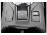 電動パーキングブレーキ スイッチひとつで作動・解除が可能。発進時はアクセルを踏めば解除可能です。