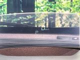 【ヘッドアップディスプレイ】現在の速度や走行情報をデジタル表示で運転席前方のガラスに投影!運転中、目線をずらさず必要な情報を確認できるのでとっても便利で安心!