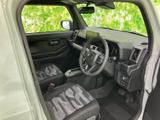 運転席まわりは視界が広く、前方や左右の様子を確認しやすいレイアウトです。柄入りのシートが室内にアクセントを添え、ドア側からも乗り降りのしやすさが伝わります。