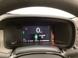 デジタル表示のスピードメーターとタコメーター、燃費やオドメーターなどの表示の他に、ホンダセンシング機能などの表示もできる多機能なマルチインフォメーション・ディスプレイです。