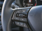 【ステアリングスイッチ】運転中、前方から目線をそらすことなく、オーディオ等の操作が可能な便利機能!