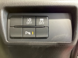運転席脇のクラスタースイッチ部分にはパーキングセンサー、その他走行系スイッチを集中配置しております。