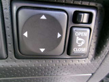電動格納式ミラーなので、対向車などとのすれ違い時にも便利です。