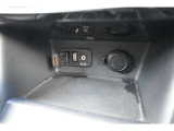 USB充電口が2つとソケット電源が1つございます