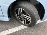 日産純正アルミホイールが足元を引き締めます。