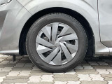 スチールホイール。純正ホイールカバー付き。タイヤサイズは185/65R15です。