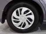ホイールは車のデザインにマッチした専用タイプです。