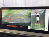後方の映像と車両周辺の状況をモニターで確認でき、駐車時の周囲確認をサポートします。ガイド表示もあり、車庫入れや切り返しの際に目安として活用できる便利な装備です。