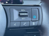 【プロパイロット】高速道路でドライバーに代わってアクセル、ブレーキ、ステアリングを自動制御します。