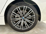 BMW純正アルミホイールです。納車時にはアルミホイールコーティングも承っております!是非ご検討下さいませ。
