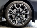 【BMWアロイホイル】軽量かつ強度に拘ったアロイホイル。走行性能ポテンシャルを引き出す設計。車の足元を引き締めてくれる大きなポイントはアロイホイルです。