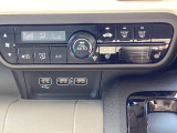 操作らくらくオートエアコン!冬の寒い季節でも暖かい運転席と助手席にはシートヒーター付き!