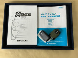 メンテナンスノート【点検整備記録簿・保証書】、取説も揃ってます。スマートキーはバッグなどにしまったままボタン操作でエンジン始動・停止やハイブリッドシステムの起動や停止ができて大変便利です