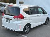 コンビネーションランプを高い位置に配置、後続車に見やすいデザインで安全にも配慮。