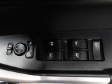 運転席から左右のドアミラーの開閉が可能です♪駐車場でのドアミラーの折り畳みが簡単です♪