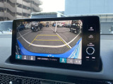 後方の映像に加え、画面上には駐車時の目安となるガイド線が表示されます。駐車スペースとの距離感を確認しやすく、車庫入れや切り返しの際にも頼りになる装備です。