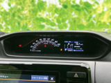 速度計や各種情報がまとまって表示され、運転に必要な情報を確認しやすい配置です。中央のディスプレイも視線を移しやすい位置にあり、日々の運転をサポートします。