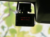 フロントガラス上部にドライブレコーダーを設置。運転席から機器の状態を確認しやすい位置にあり、日常の運転時に記録を残したい方にも心強い装備です。