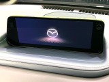 【10.25インチマツダコネクト】車内の雰囲気にマッチした大型ディスプレイ。スマホ接続でのナビ使用やBluetooth再生等、様々な機能が楽しめます。直感的なダイヤル操作が可能で、使い勝手も良好です。