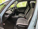 運転席と助手席を見渡せる室内は、シートの明るい色合いとダッシュボードの落ち着いた色調が調和しています。窓からの視界も広がり、乗車時に前席まわりの開放感を確かめていただけます。