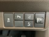 車がカーブの外側へ膨らんだり内側へ巻き込んだりする挙動を防止する横滑り防止装置、障害物センサー、万が一の時にあると心強いホンダセンシング機能-路外逸脱抑制機能・衝突軽減ブレーキ付きです!