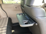 シートバックテーブル付です!!停車時の休憩中に重宝します!!