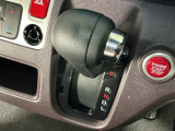 オートマチックシフトレバーは、手になじみ操作しやすい形状で安全運転にもつながります♪