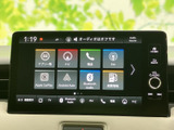 画面にはナビや電話、ラジオなどのメニューが並び、目的に合わせて選びやすい構成です。スマートフォン連携の項目もあり、毎日の移動を便利にサポートしてくれます。