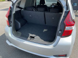 バックドアは大きく開きます。定員乗車時でも十分広いラゲッジスペースを確保しています