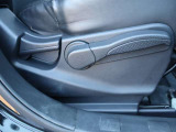 シート側面の調整レバーです。運転しやすい姿勢に合わせて調整できます。