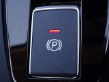 【電動パーキングブレーキスイッチ】オートホールドをONにすると、ブレーキを踏んで停車したときにペダルから足を離しても停車状態を維持!オートホールドをOFFにすることで手動解除のサイドブレーキに!