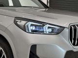 アダプティブLEDヘッドライトはステアリングを切った方向を照らします。