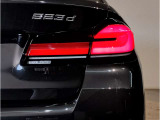 BMWのテールランプはプレスラインへと続く形状のため、統一感のある綺麗なラインを演出しております。