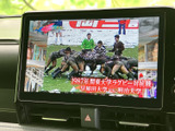 テレビ映像を停車中に楽しめるモニターを装備しています。休憩時間や待ち合わせの合間など、車内で過ごすひとときに映像を視聴できる便利な装備です。