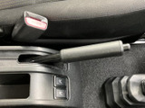 手元に引きやすいパーキングブレーキと小物スペースを備え、運転席まわりをすっきり使いやすくまとめています。日常の乗り降りや駐車時にも扱いやすい配置です。