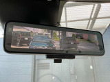 スマートルームミラーは、車両後方に設置されたカメラの映像を、ルームミラーに映し出すことで、死角をなくし、安全性を向上させることができます。また、夜間や雨天時でも、クリアな映像を映し出すことができます。