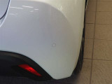 コーナーセンサーを車の前後に装備。障害物との距離に応じて、警告音を変えてお知らせしてくれます。