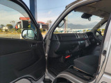 運転席ドア開放時のフロント室内全体写真です。シートの設置状態やダッシュボード周り、ドアインナーのコンディションについて画像にてご確認ください。