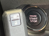 【キーレススタートシステム】カバンやポケットに入れたままでもドアの施錠・解錠が可能なスマートキーを装備。エンジンのオン・オフ時もカギを取り出す必要が無いからとっても便利です♪