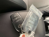 ドアの開閉時、両手が荷物で塞がっている時はキーレスでのカギの解除が大変ですよね。スマートキーはポケットやバッグに入れておけば、ノブに触れただけでロックの解除が可能です。とても便利な機能です。