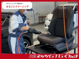 シート洗浄・シートを外しスチームでシート表面の汚れを浮かせる。(高温スチームで同時に除菌)・スチームにより分解された汚れや洗剤をリンス洗浄機ですすぎ、バキューム除去。