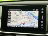 画面には地図が表示され、現在地や周辺の道路を確認しながら目的地へ向かえます。タッチ式の項目表示に加え、音量やホームなどの操作も画面脇にまとめられ、扱いやすい配置です。