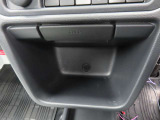 禁煙車として使用していたので、灰皿ではなく小物入れとして使用していたようです☆