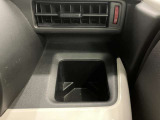 【運転席ドリンクホルダー】使いやすさに配慮したドリンクホルダー
