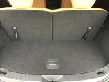 ラゲージルーム!後ろのシートは片方ずつ倒せます。乗る人や積む荷物に応じてアレンジが可能ですので多彩に使えてとても便利です。