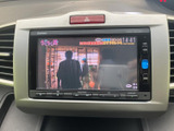 テレビ番組を表示できる画面を備えており、停車中の待ち時間などに映像を視聴できます。画面と周辺ボタンがまとまっているため、車内での操作も確認しやすい構成です。