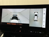 パノラミックビューモニターを装備。駐車場や交差点でクルマを真上から見るように周囲を確認できます。機能の詳細は販売店スタッフまでおたずねください。