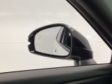 ブラインドスポットインフォメーションは走行中、斜め後ろに車両を感知すると、ドアミラーやピラーの上にマークを点灯してお知らせします。