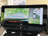 後方映像に加えて車両周辺の表示も確認でき、駐車時の周囲確認をサポートします。画面のガイドを目安にしながら、目視もあわせて安全にお使いいただけます。